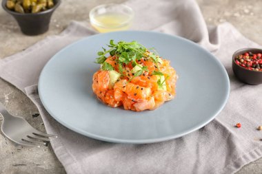 Grunge arka planında lezzetli somon tartartarı