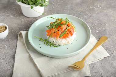 Grunge arka planında lezzetli somon tartartarı