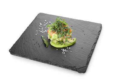 Beyaz arka planda lezzetli somon tartartarı