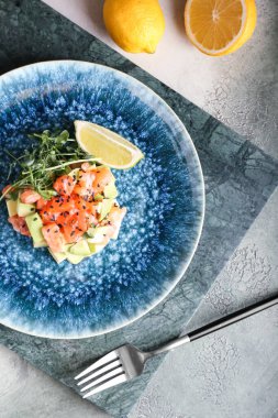 Grunge arka planında lezzetli somon tartar, yakın plan.