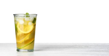 Beyaz arka planda bir bardak lezzetli buzlu çay.