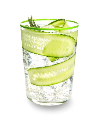 Beyaz arka planda salatalıklı limonata.