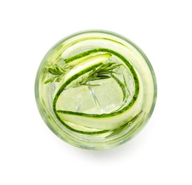 Beyaz arka planda salatalıklı limonata.