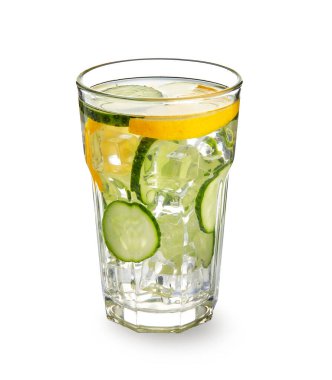 Beyaz arka planda salatalıklı limonata.