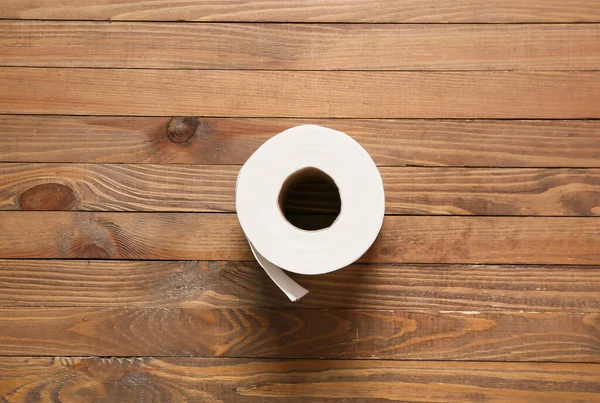 Rolle Toilettenpapier Auf Holzgrund — Stockfoto