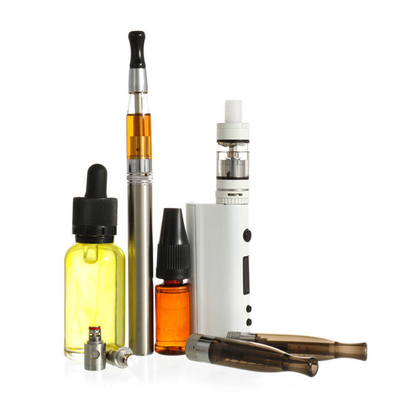 Комплект для курения на белом фоне