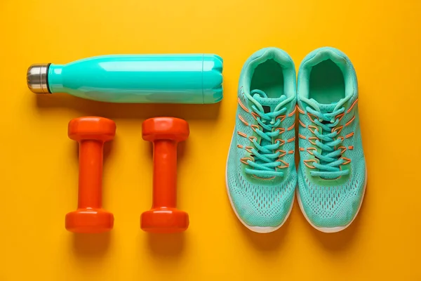 Αθλητικά Παπούτσια Μπουκάλι Νερό Και Αλτήρες Φόντο Χρώμα — Φωτογραφία Αρχείου