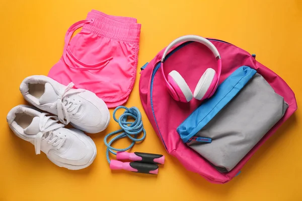 Ropa Deportiva Saltar Cuerda Mochila Los Auriculares Fondo Color — Foto de Stock