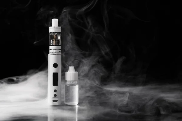 Vape Mod Olejem Ciemnym Tle Oparami — Zdjęcie stockowe