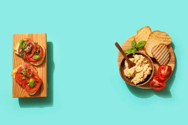 Lekkere Bruschettas Met Tomaat Hummus Kleur Achtergrond — Stockfoto