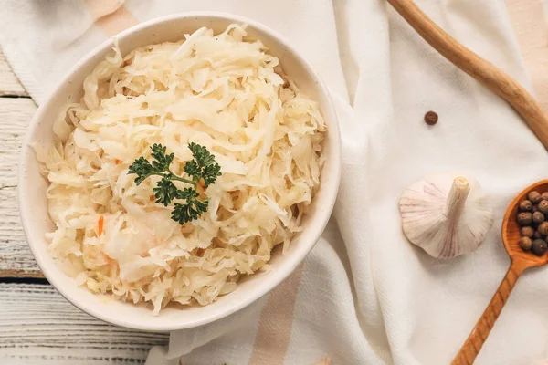 가벼운 배경에 맛있는 사우어크 라우트 — 스톡 사진