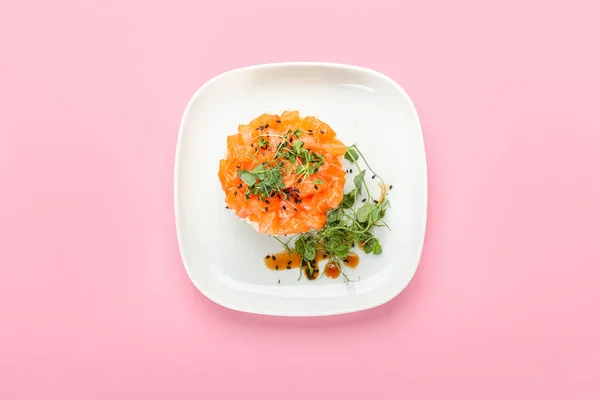 Heerlijke Zalm Tartaar Kleur Achtergrond — Stockfoto