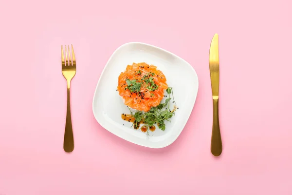 Delicious Salmon Tartar Color Background — Stock Photo, Image