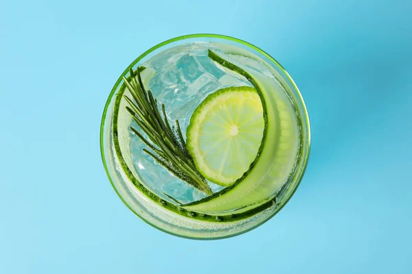 Vidro Com Limonada Pepino Sobre Fundo Cor — Fotografia de Stock