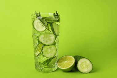 Renkli arkaplanda salatalıklı limonata.