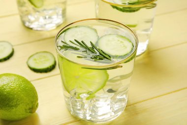 Renkli salatalıklı limonata.