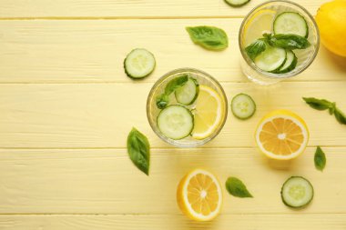 Renkli salatalıklı limonata.