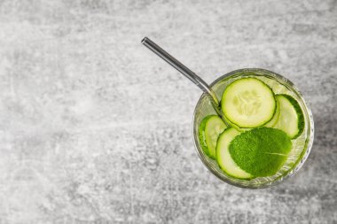 Gri arka planda salatalıklı limonata.