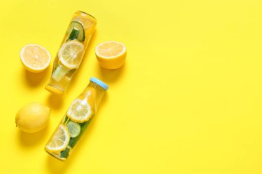 Arka planda salatalıklı limonata şişeleri