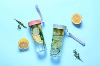 Arka planda salatalıklı limonata şişeleri