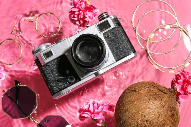 Fotoğraf makinesi ve aksesuarlı yaz kompozisyonu