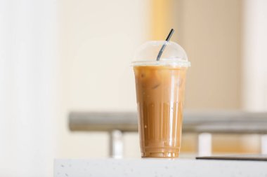 Lezzetli buzlu kahveli plastik bardak.