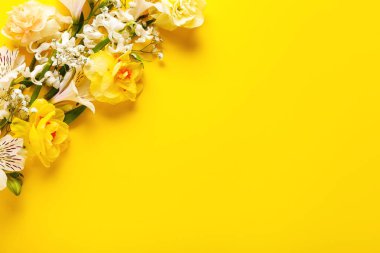 Renkli arka planda güzel çiçekli kompozisyon