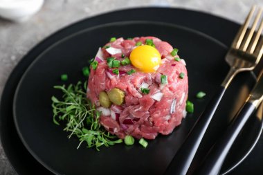 Masada lezzetli etli tartar tabağı, yakın plan.
