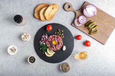 Grunge arka planında lezzetli etli tartar kompozisyonu