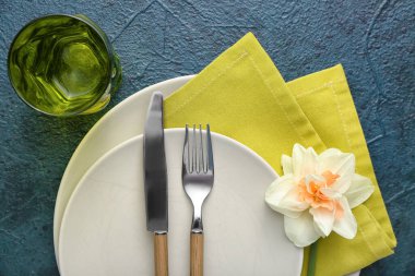 Koyu arkaplanda narsist çiçekli güzel bir masa.