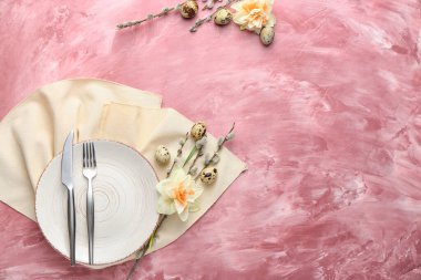 Narcissus çiçekleri ve rengarenk yumurtaları olan güzel bir masa.