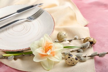 Narcissus çiçeği ve yumurta renginde güzel bir masa.