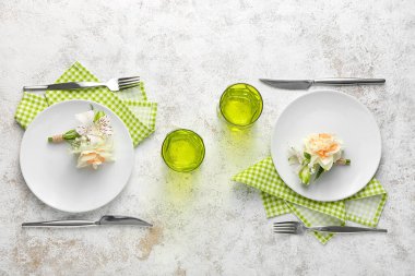 Açık arkaplanda çiçekler olan güzel masa ayarları