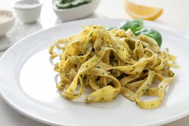 Masada lezzetli soslu makarna tabağı.