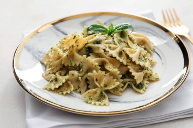 Masada lezzetli soslu makarna tabağı.