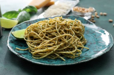 Masada lezzetli soslu makarna tabağı.