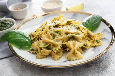 Masada lezzetli soslu makarna tabağı.