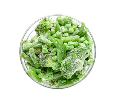 Beyaz arka planda donmuş yeşil sebzeli kase