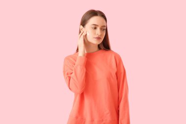 Uygulamalı tıbbi yaması olan genç bir kadın.