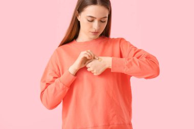 Genç bir kadın renk geçmişine tıbbi yama uyguluyor.