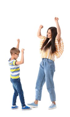 Dans eden genç kadın ve küçük oğlu beyaz arka planda