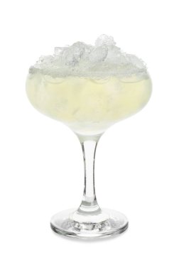 Beyaz arka planda bir bardak soğuk kokteyl.