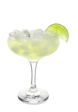 Beyaz arka planda bir bardak soğuk kokteyl.