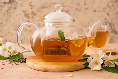 Renkli yasemin çayı aromalı çaydanlık.