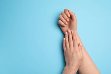 Renkli arka planda güzel manikürlü eller