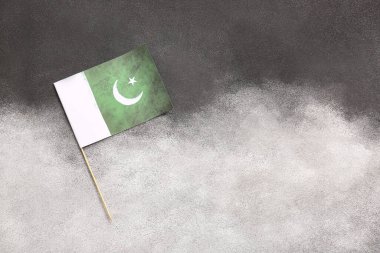 Siyah beyaz arkaplanda Pakistan bayrağı
