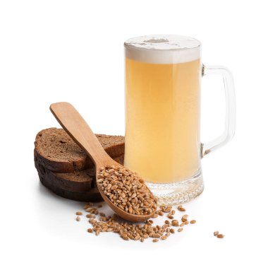 Beyaz arka planda bir kupa taze kvass