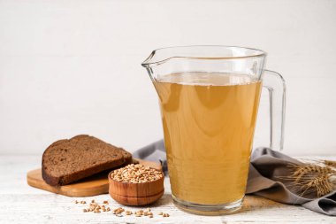 Hafif arkaplanda bir sürahi taze kvass