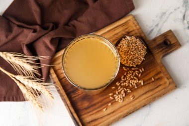 Hafif arkaplanda bir bardak taze kvass