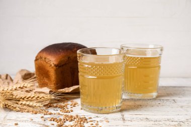 Hafif ahşap arka planda taze kvass bardakları